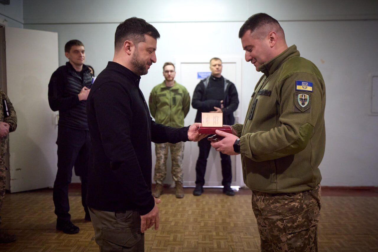 "Много важных вопросов обсудили": Зеленский приехал на фронт на Запорожье и вручил награды украинским воинам. Видео