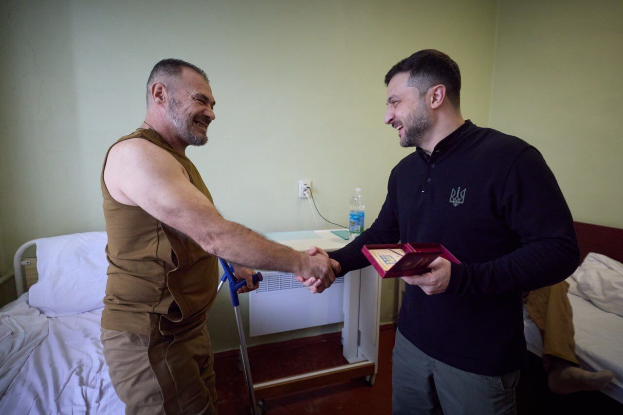 "Много важных вопросов обсудили": Зеленский приехал на фронт на Запорожье и вручил награды украинским воинам. Видео