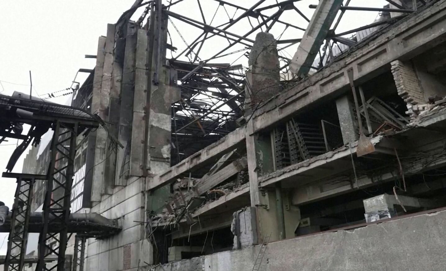 "Почти невозможно полностью защитить": журналистам показали одну из украинских ТЭС, которую постоянно атакуют ракетами россияне. Видео