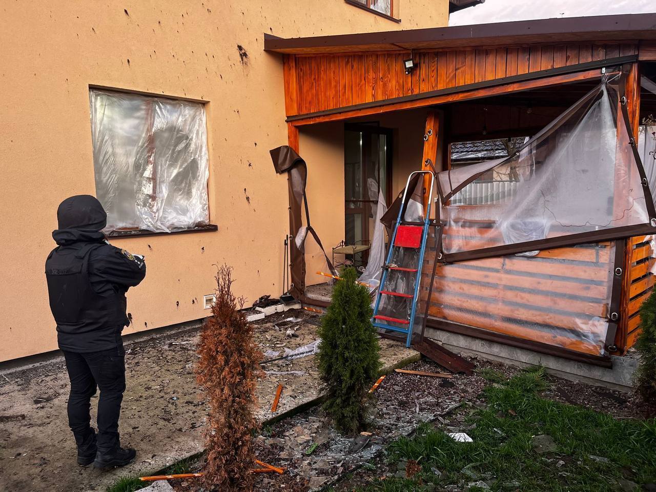 Оккупанты атаковали Киевскую область: пострадали шесть человек, среди них – ребенок. Фото