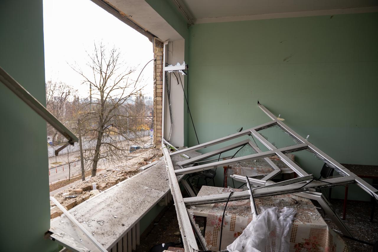 Зруйнований верхній поверх та вибиті вікна: у Києві внаслідок обстрілу пошкоджено два медзаклади. Подробиці та фото