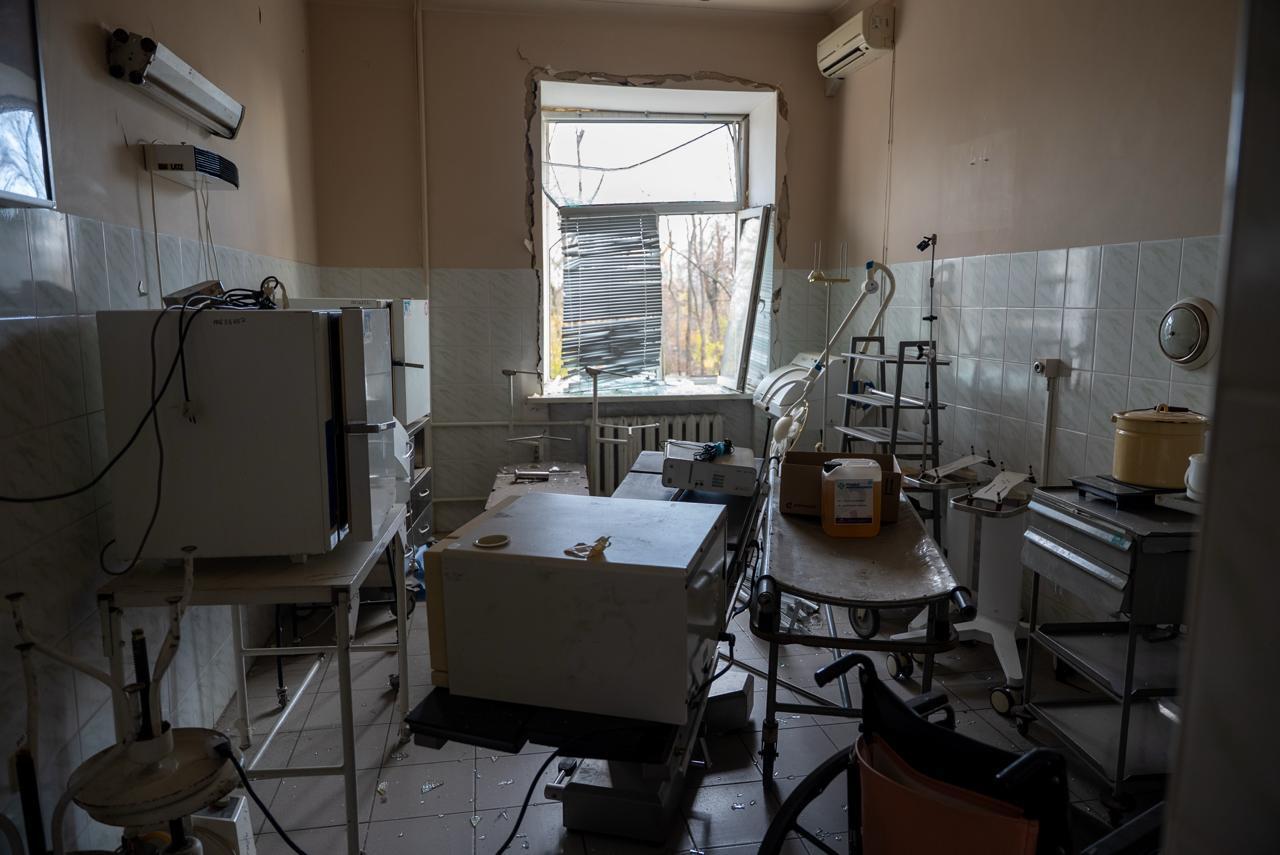 Зруйнований верхній поверх та вибиті вікна: у Києві внаслідок обстрілу пошкоджено два медзаклади. Подробиці та фото