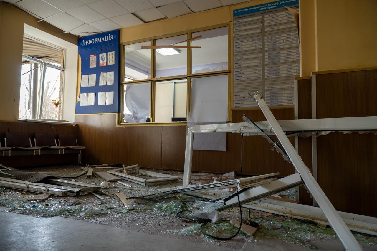 Зруйнований верхній поверх та вибиті вікна: у Києві внаслідок обстрілу пошкоджено два медзаклади. Подробиці та фото