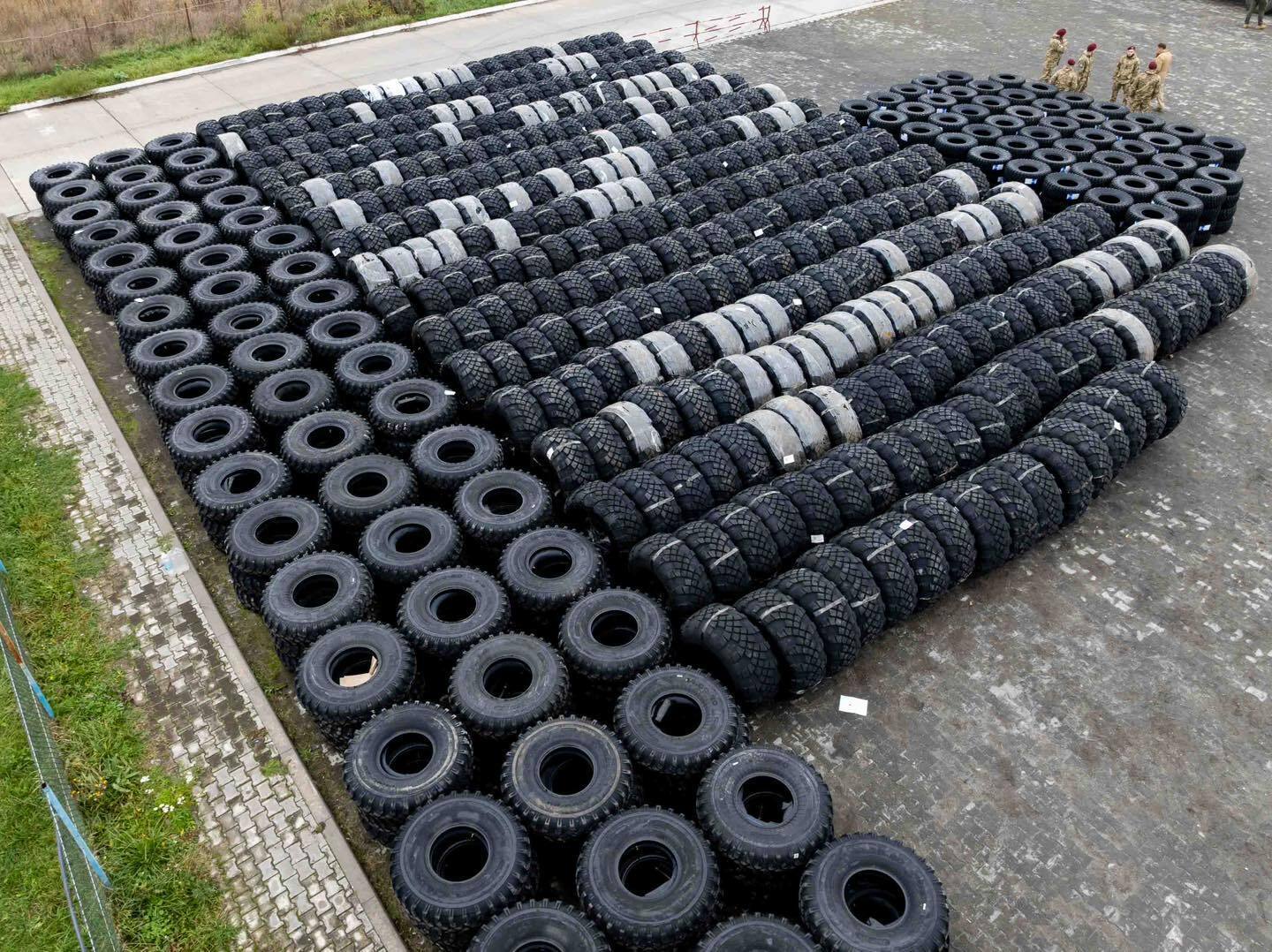 Хватит для 11 подразделений: Порошенко передал на фронт девять сотен зимних шин