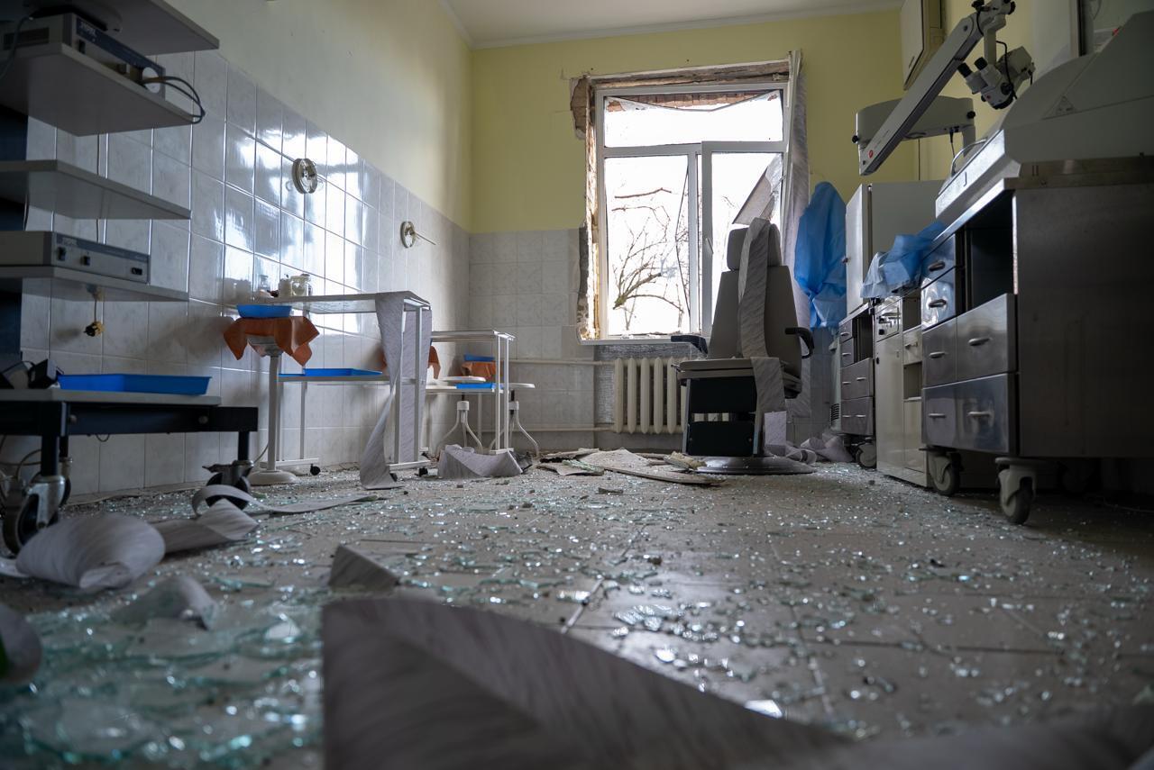 Зруйнований верхній поверх та вибиті вікна: у Києві внаслідок обстрілу пошкоджено два медзаклади. Подробиці та фото