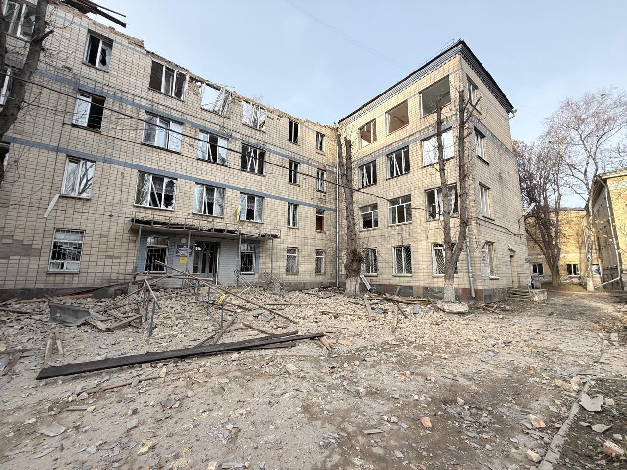 Зруйнований верхній поверх та вибиті вікна: у Києві внаслідок обстрілу пошкоджено два медзаклади. Подробиці та фото