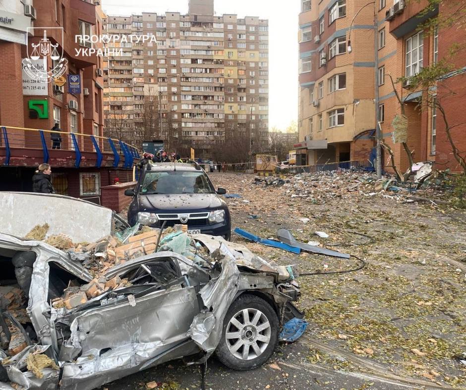 В Киеве российская ракета повредила дом режиссера Олеся Санина: что известно. Фото