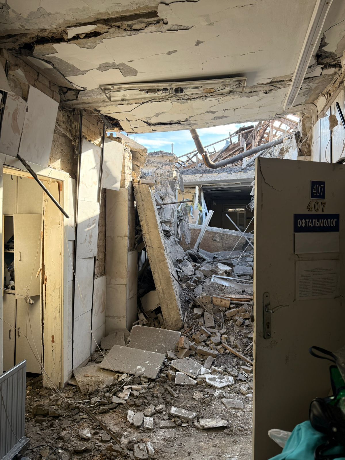 Зруйнований верхній поверх та вибиті вікна: у Києві внаслідок обстрілу пошкоджено два медзаклади. Подробиці та фото