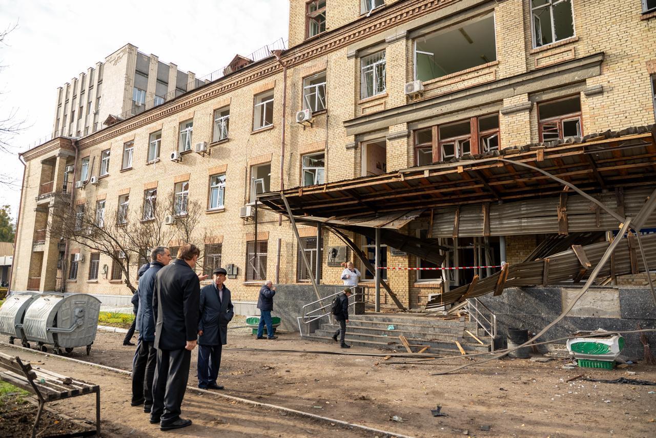 Зруйнований верхній поверх та вибиті вікна: у Києві внаслідок обстрілу пошкоджено два медзаклади. Подробиці та фото