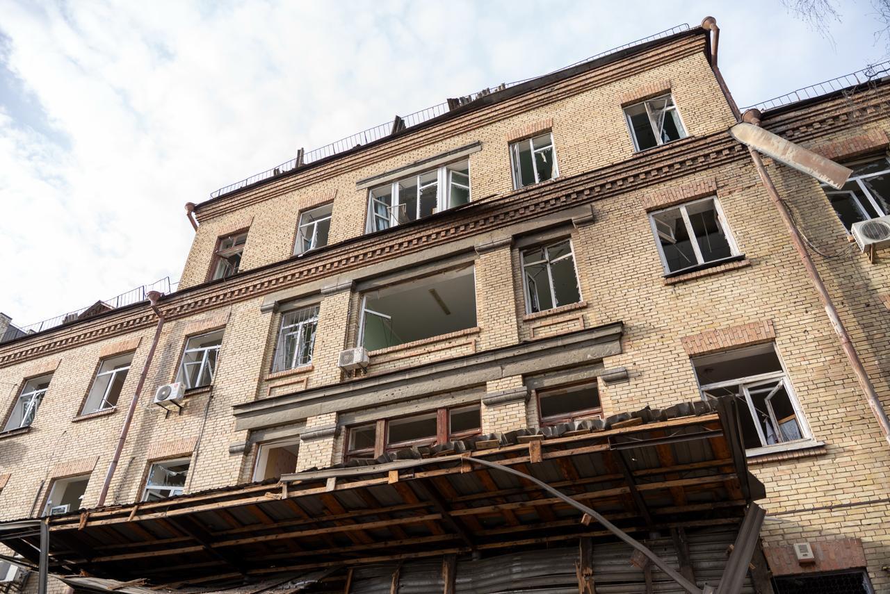 Зруйнований верхній поверх та вибиті вікна: у Києві внаслідок обстрілу пошкоджено два медзаклади. Подробиці та фото
