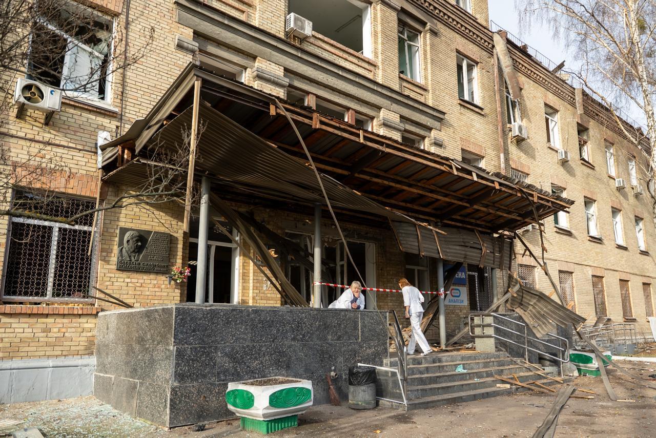 Зруйнований верхній поверх та вибиті вікна: у Києві внаслідок обстрілу пошкоджено два медзаклади. Подробиці та фото