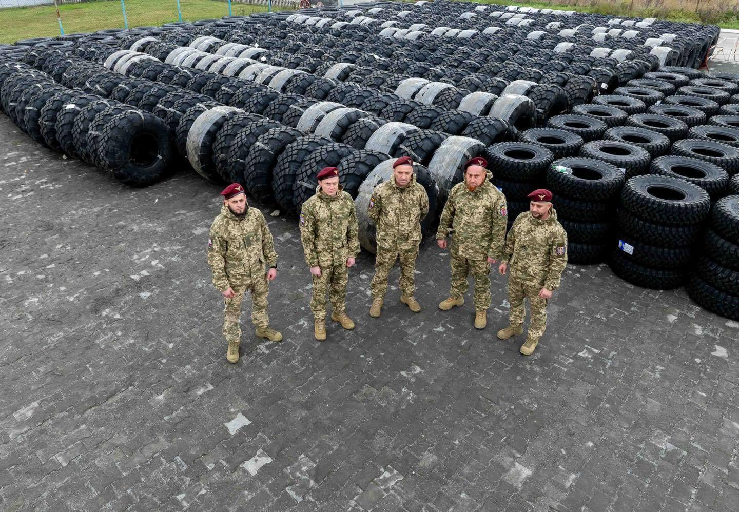 Хватит для 11 подразделений: Порошенко передал на фронт девять сотен зимних шин