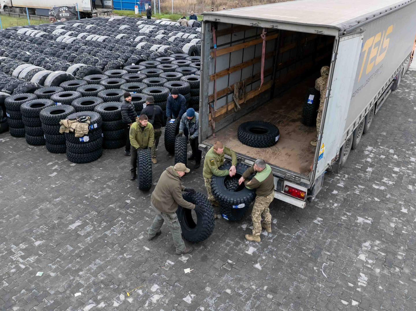 Хватит для 11 подразделений: Порошенко передал на фронт девять сотен зимних шин