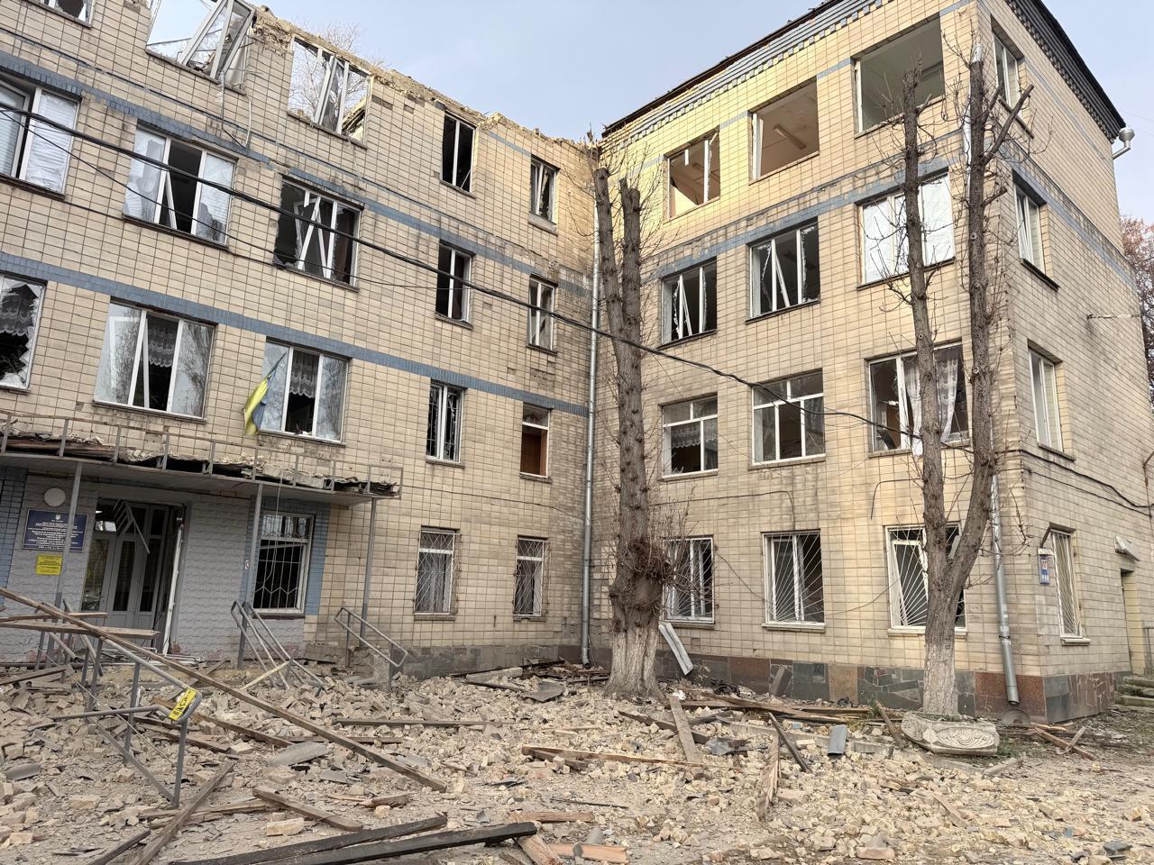 Зруйнований верхній поверх та вибиті вікна: у Києві внаслідок обстрілу пошкоджено два медзаклади. Подробиці та фото