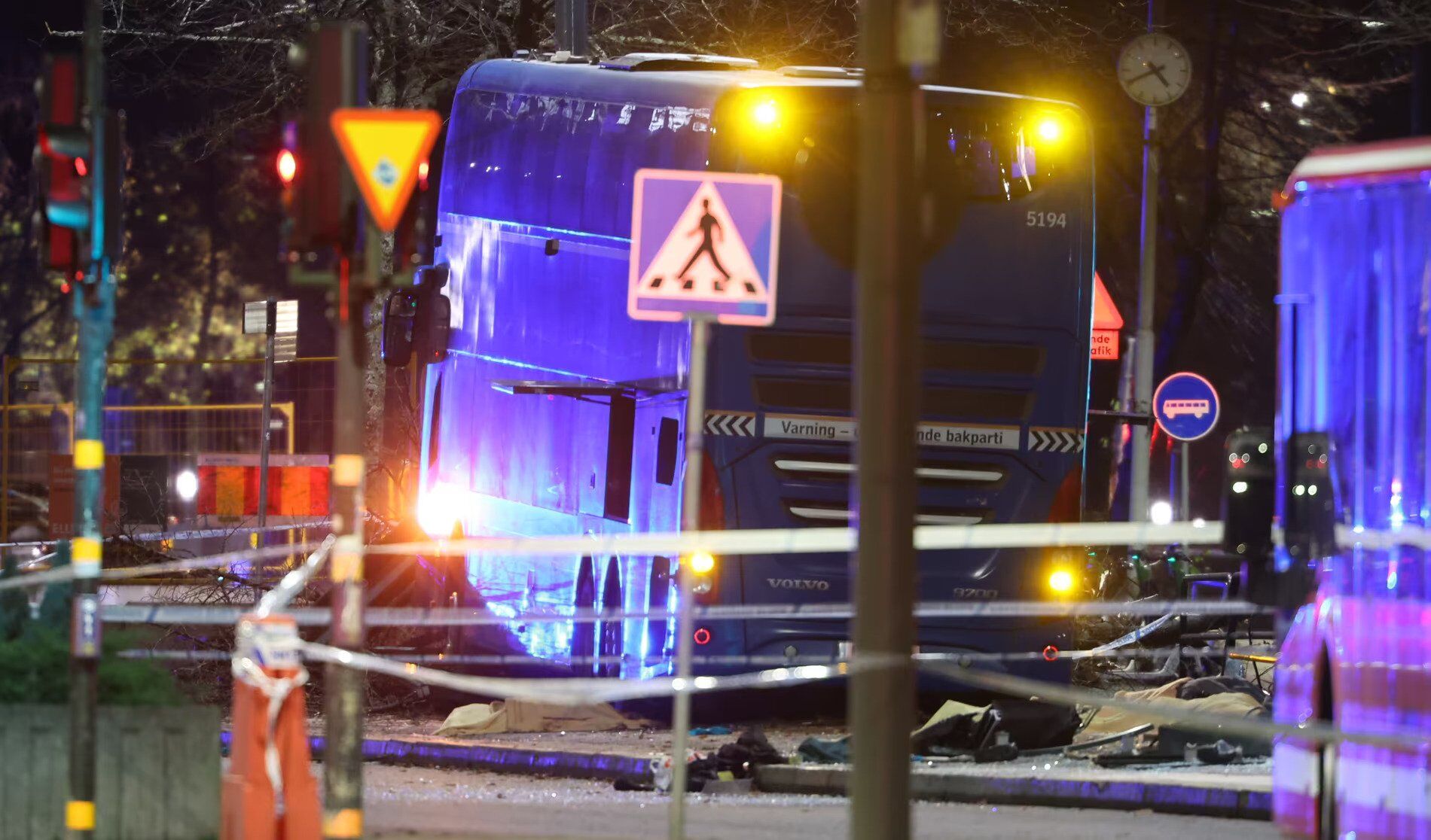 У Стокгольмі автобус протаранив зупинку: декілька людей загинули