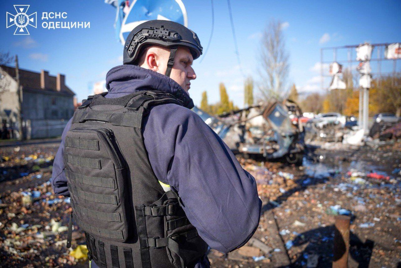 Окупанти атакували ринок у Чорноморську на Одещині: загинули двоє людей, десять поранено. Фото