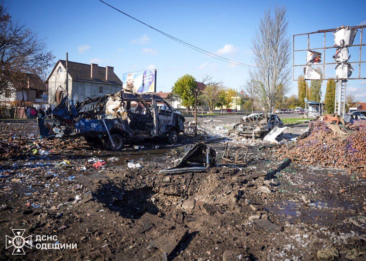 Окупанти атакували ринок у Чорноморську на Одещині: загинули двоє людей, десять поранено. Фото