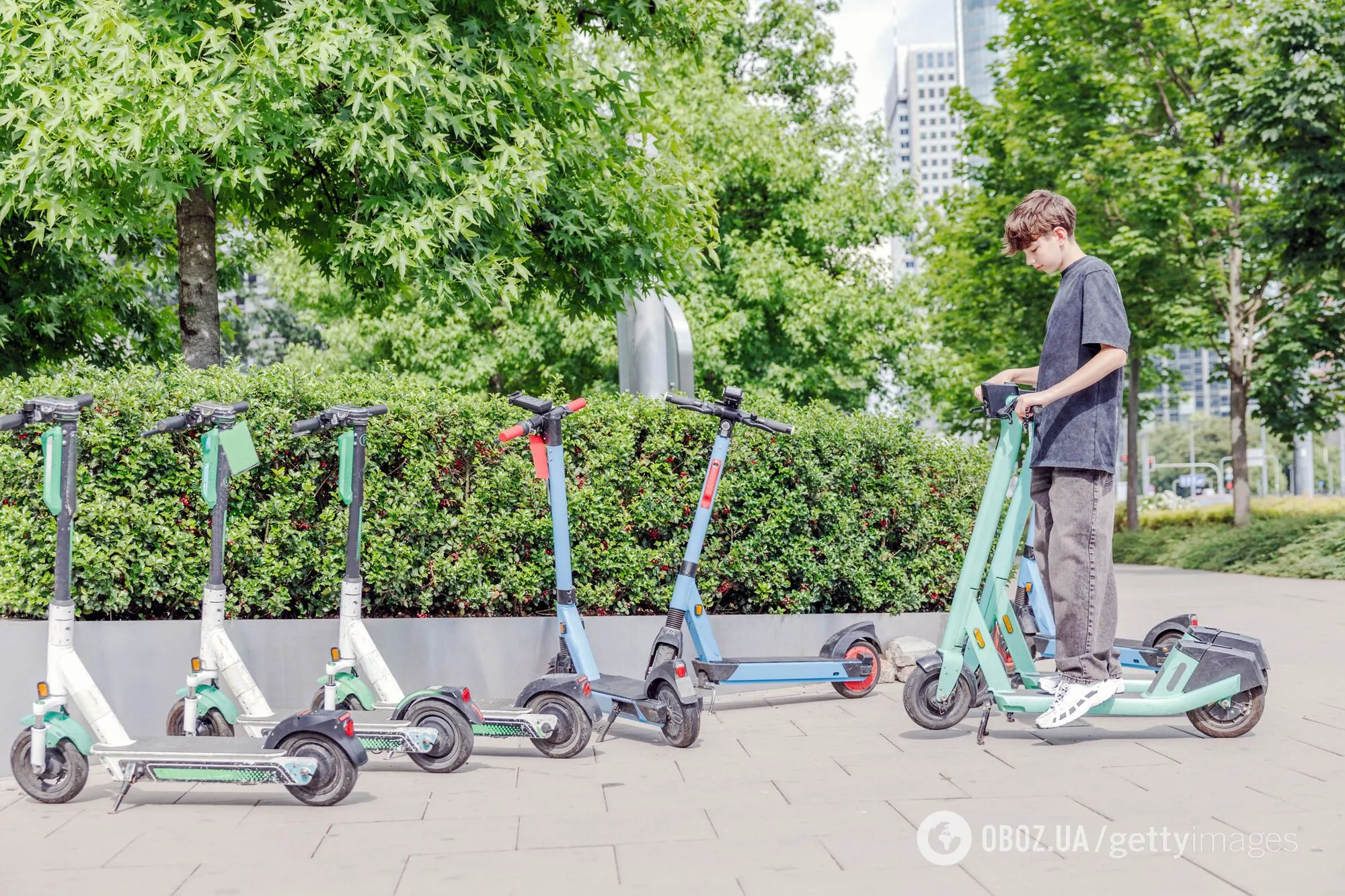 Їздять тротуарами й напідпитку: кількість ДТП через водіїв самокатів не зменшується, а проблему не вирішують