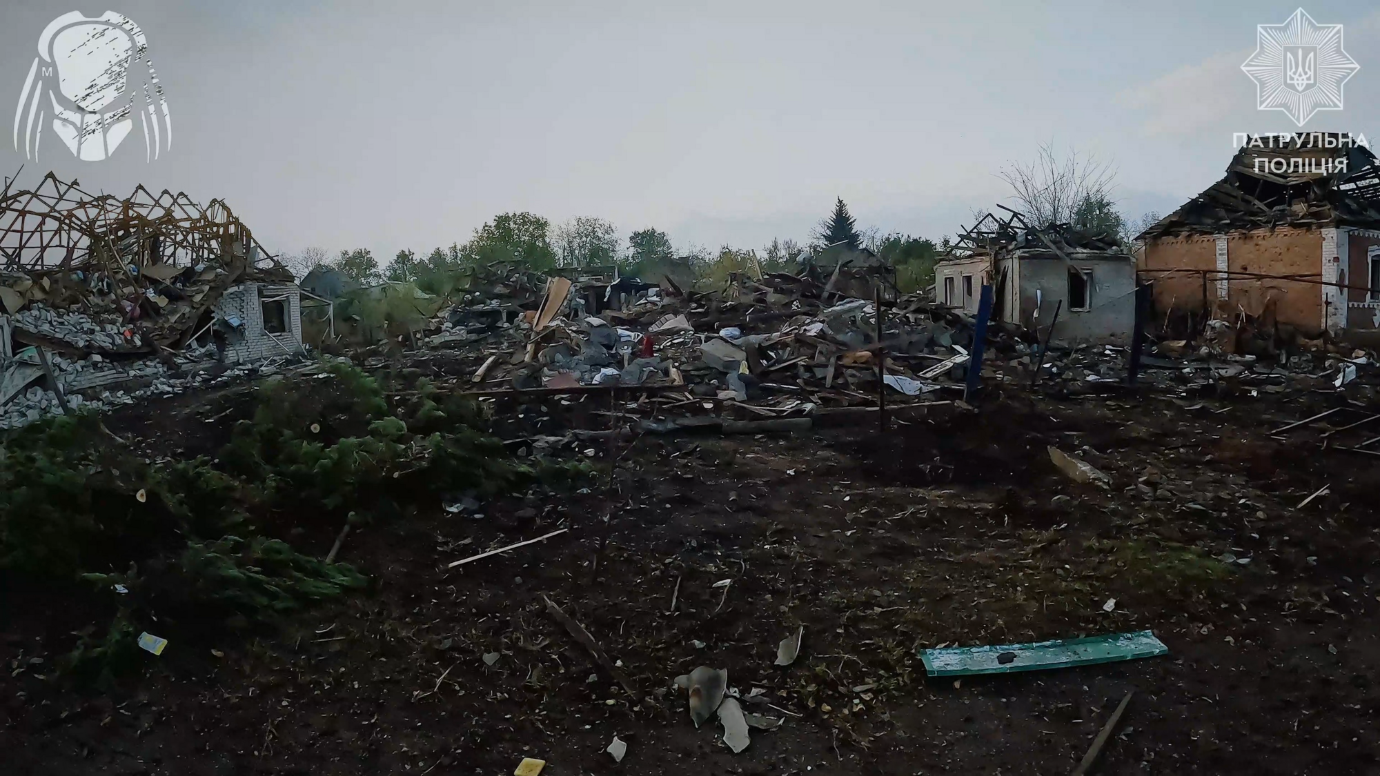 Подвірʼя зруйноване, а біля хвіртки – могила: з'явились кадри із понівеченої ворогом Костянтинівки. Відео