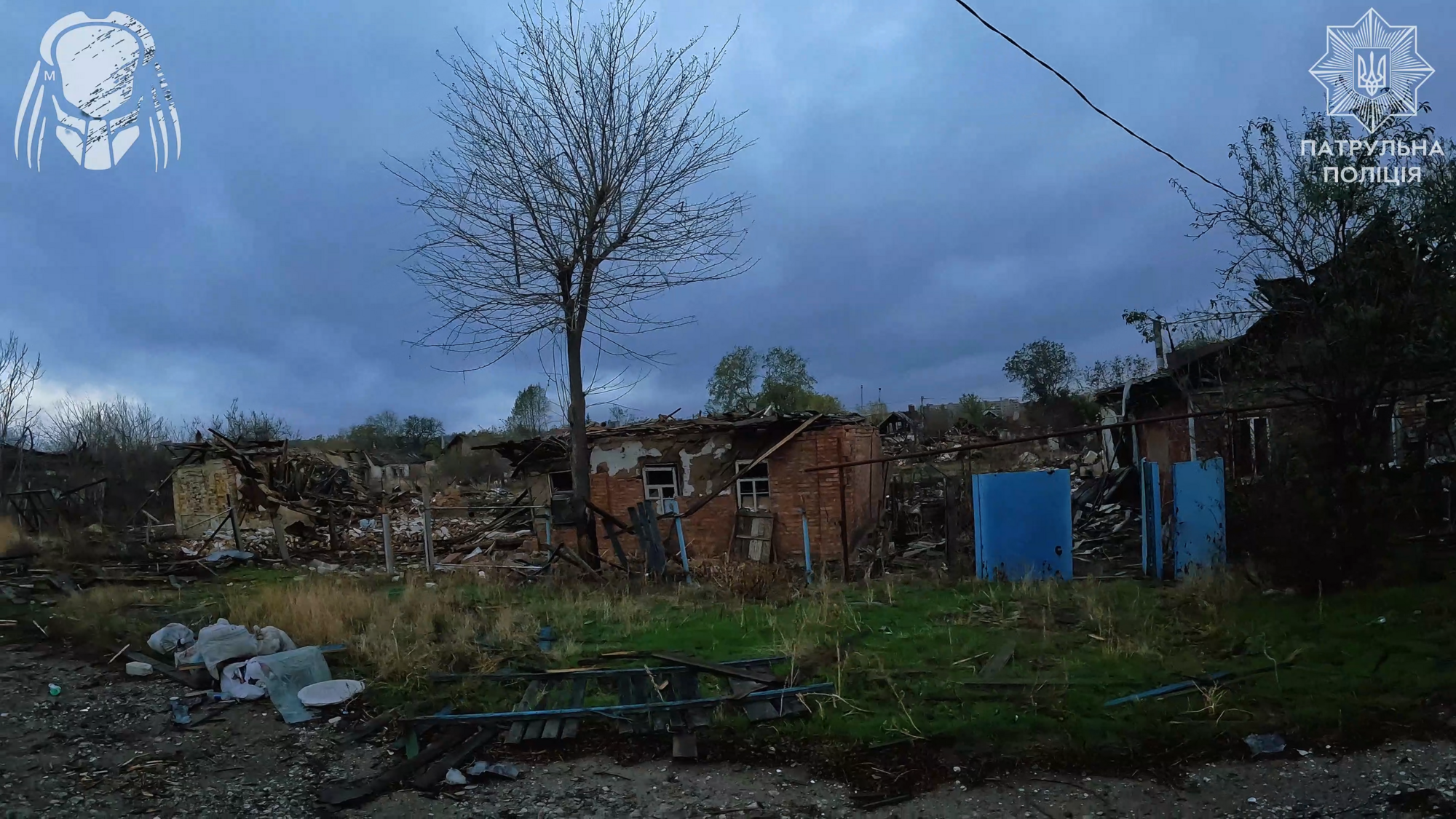 Подвірʼя зруйноване, а біля хвіртки – могила: з'явились кадри із понівеченої ворогом Костянтинівки. Відео