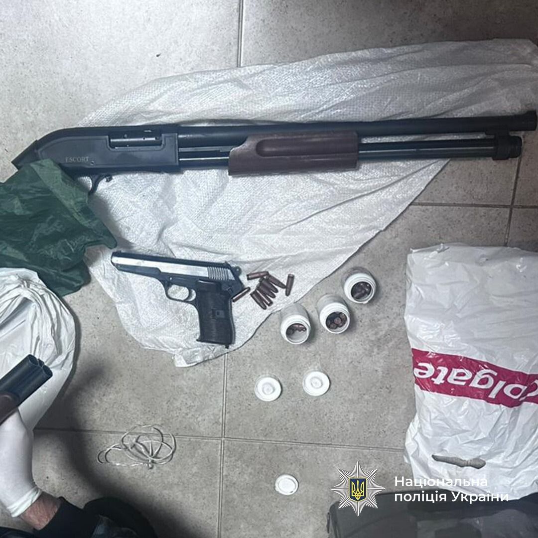 Терроризировал предпринимательницу и требовал $1,2 млн "долга" ее покойного мужа: под Киевом задержали злоумышленника. Фото и видео