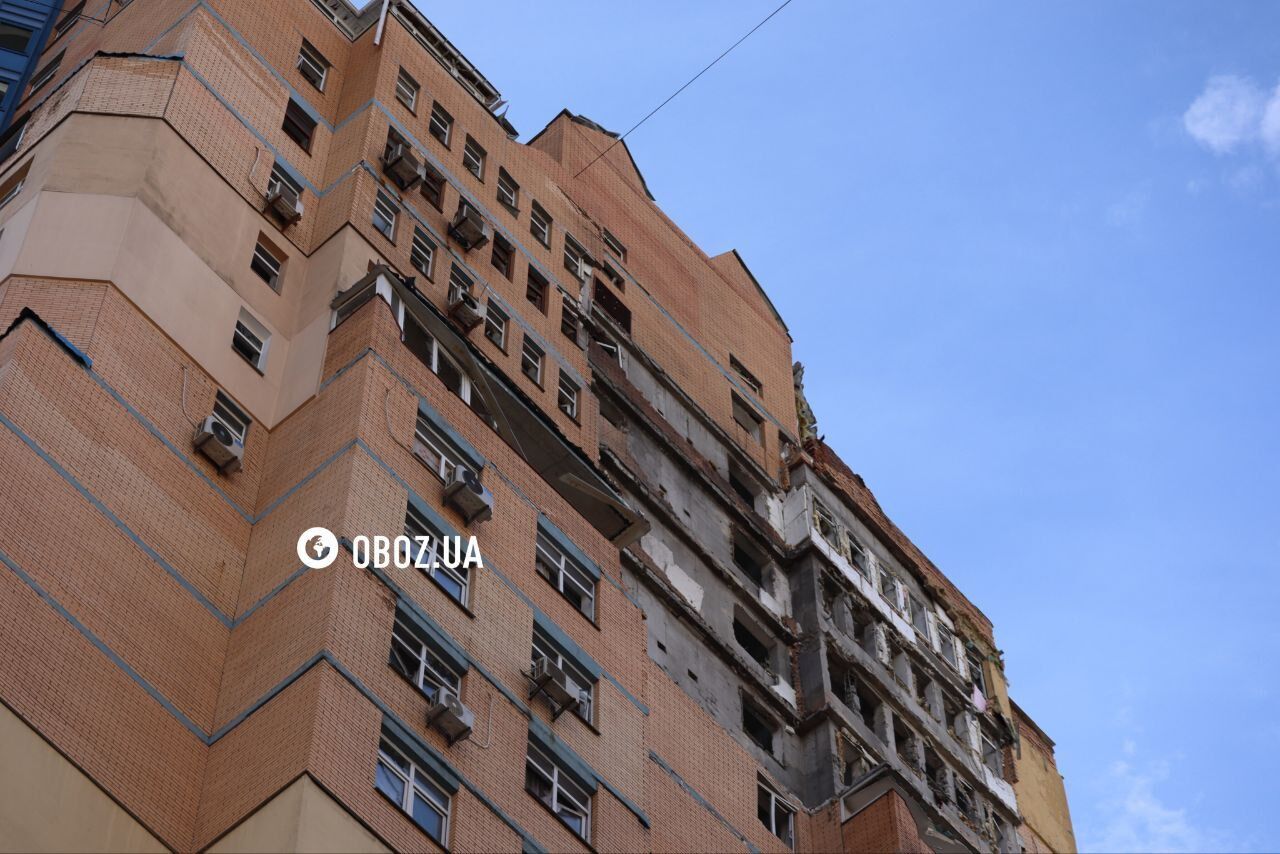 Поврежденный дом и смятые обломками автомобили: последствия атаки РФ в Святошинском районе Киева. Фото и видео