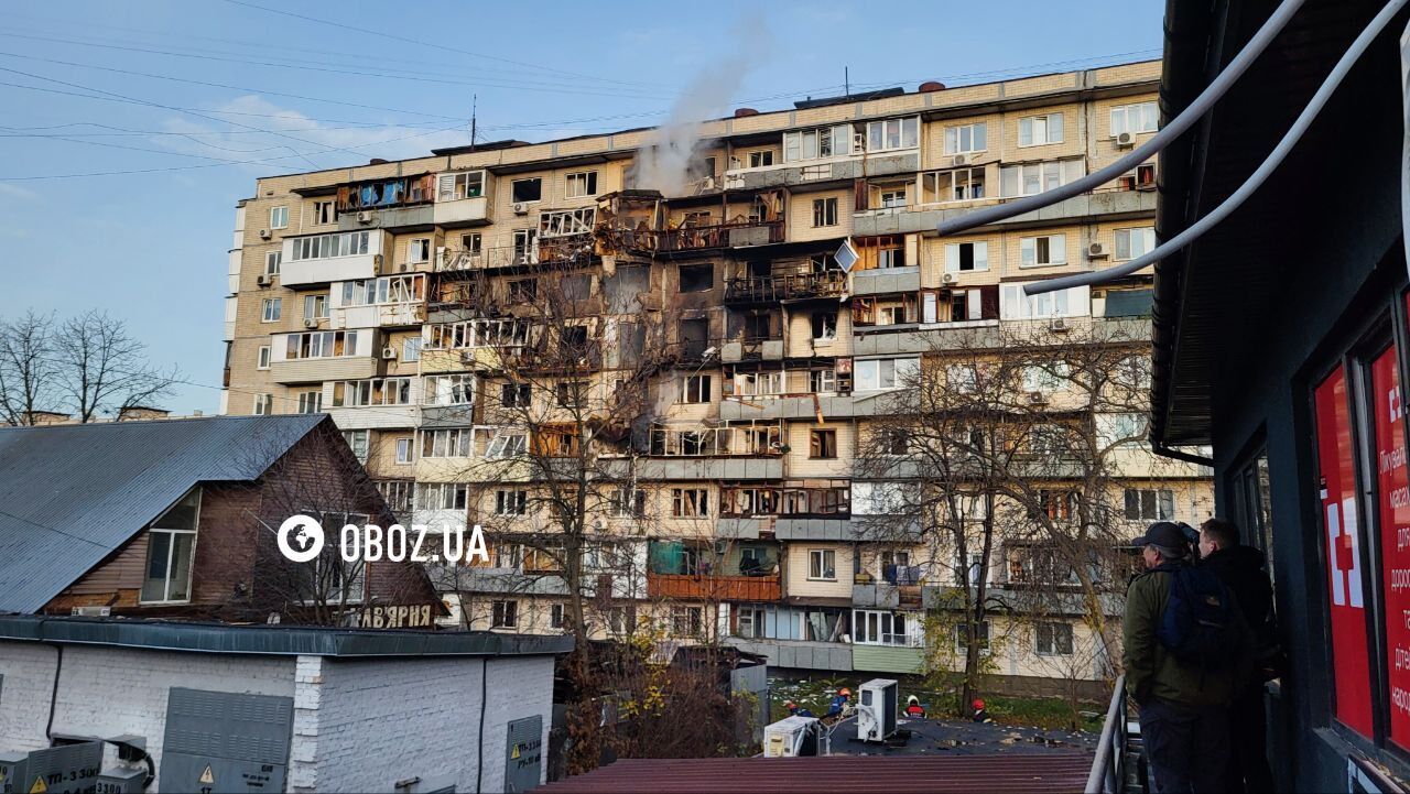 Приїхав на виклик після обстрілу РФ: у Києві рятувальник гасив власну квартиру. Подробиці, фото та відео