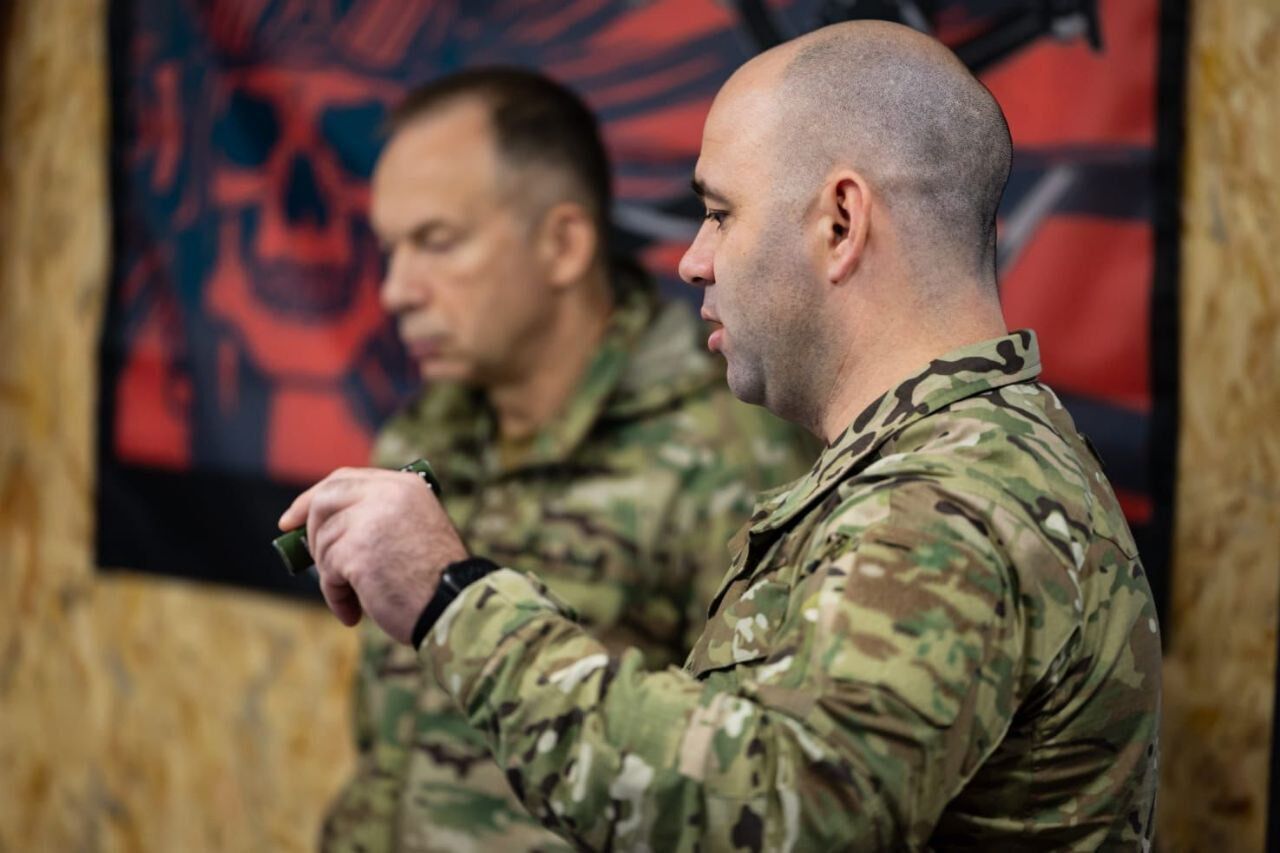 "Наибольшее внимание – вопросам логистики": Сырский провел совещание с командирами подразделений на Покровском и Очеретинском направлениях. Фото