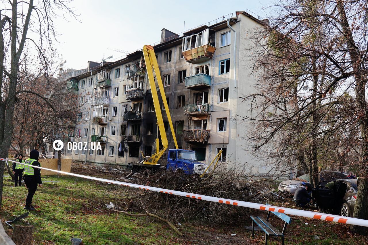 Дыра в стене дома и сгорело несколько квартир: последствия атаки РФ в Днепровском районе Киева. Фото и видео
