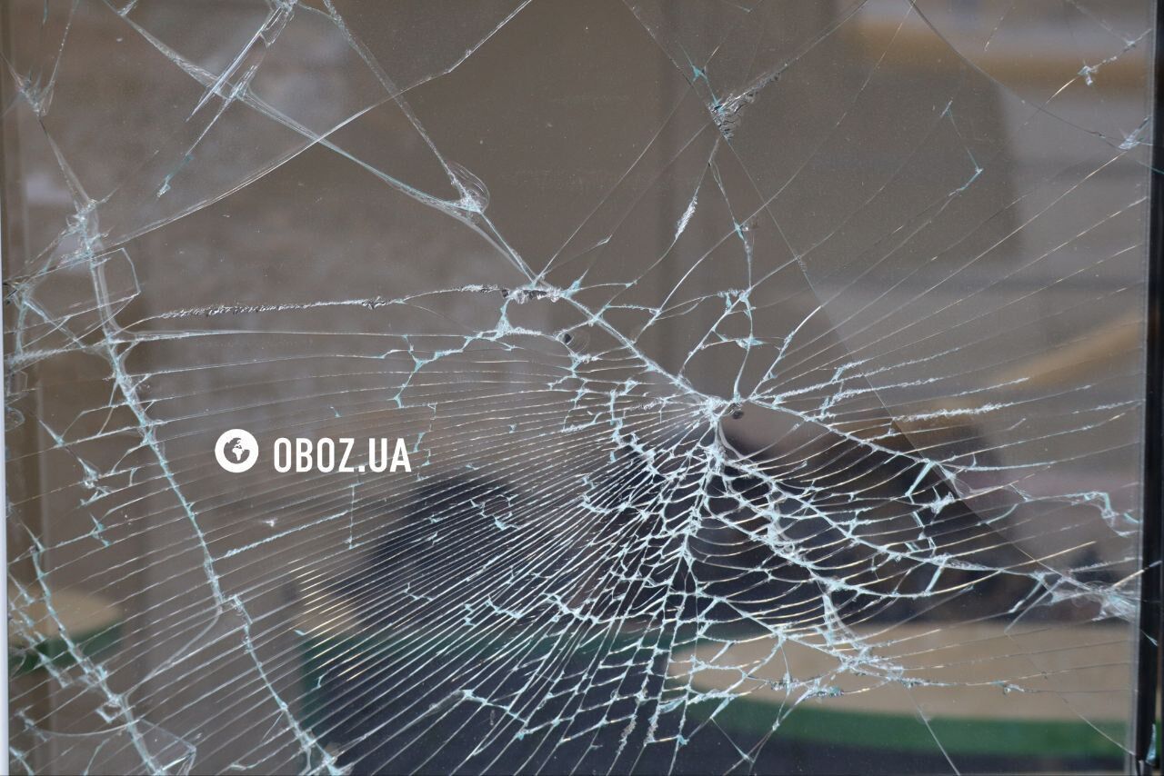 Поврежденный дом и смятые обломками автомобили: последствия атаки РФ в Святошинском районе Киева. Фото и видео