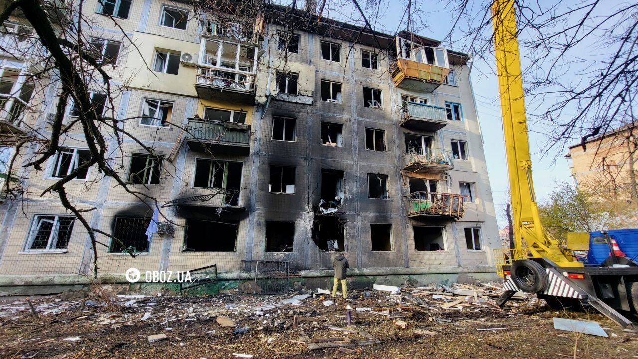 Дыра в стене дома и сгорело несколько квартир: последствия атаки РФ в Днепровском районе Киева. Фото и видео