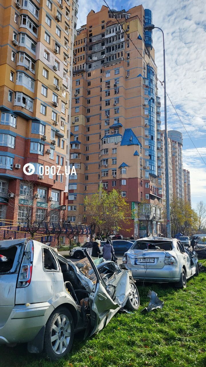 Поврежденный дом и смятые обломками автомобили: последствия атаки РФ в Святошинском районе Киева. Фото и видео