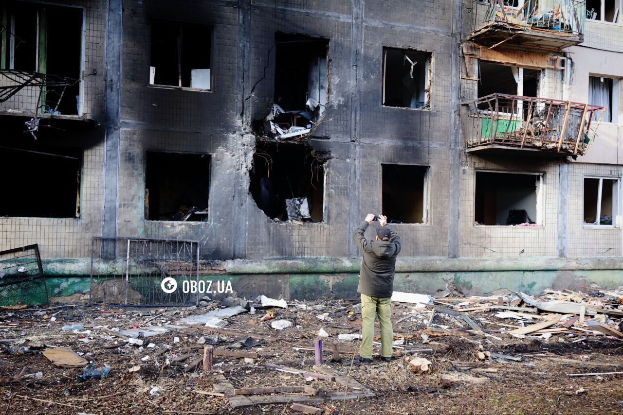 Дыра в стене дома и сгорело несколько квартир: последствия атаки РФ в Днепровском районе Киева. Фото и видео