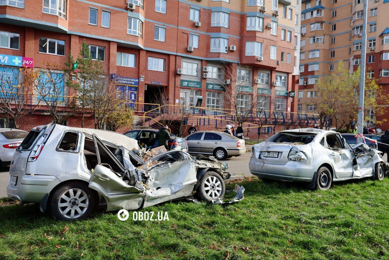 Поврежденный дом и смятые обломками автомобили: последствия атаки РФ в Святошинском районе Киева. Фото и видео