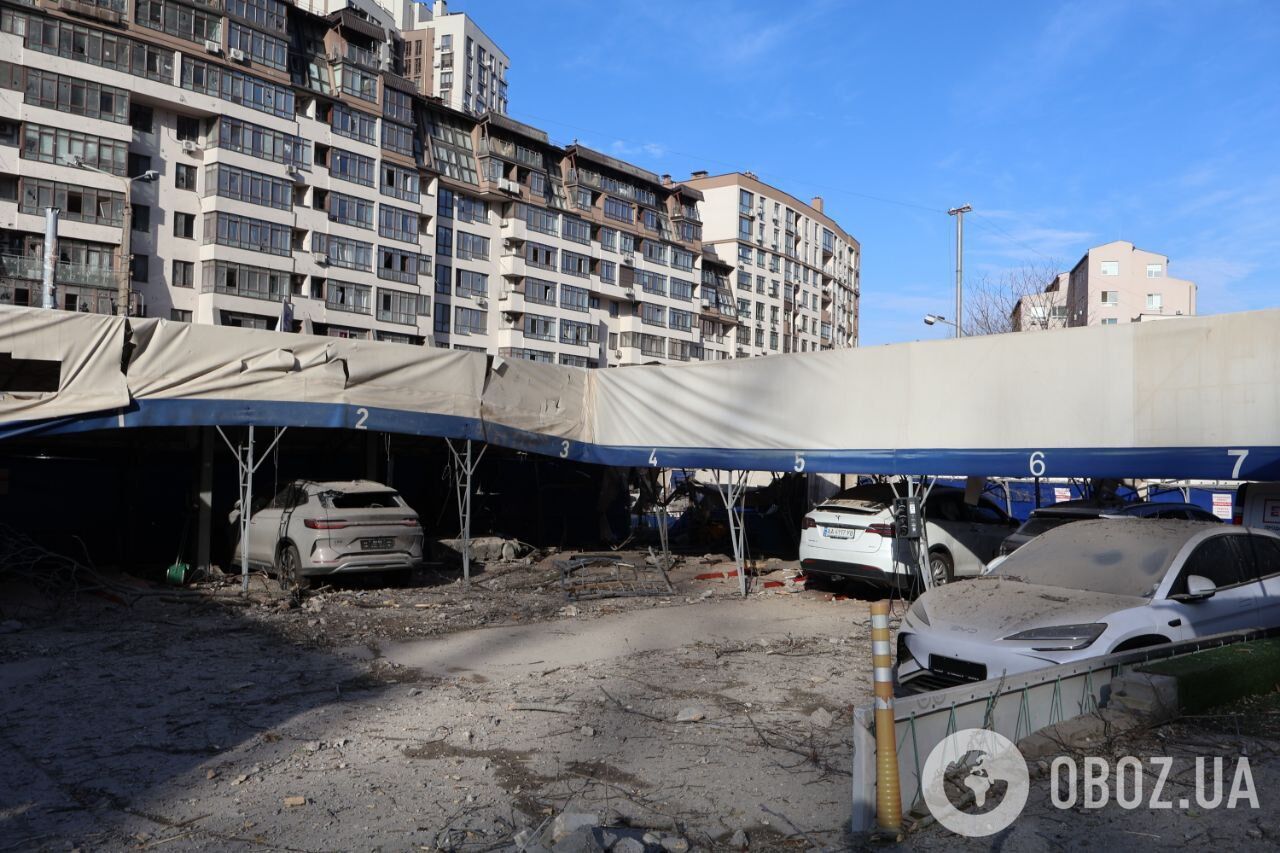 Повреждено ограждение посольства Азербайджана и жилой комплекс: последствия атаки РФ на Лукьяновке в Киеве. Фото и видео