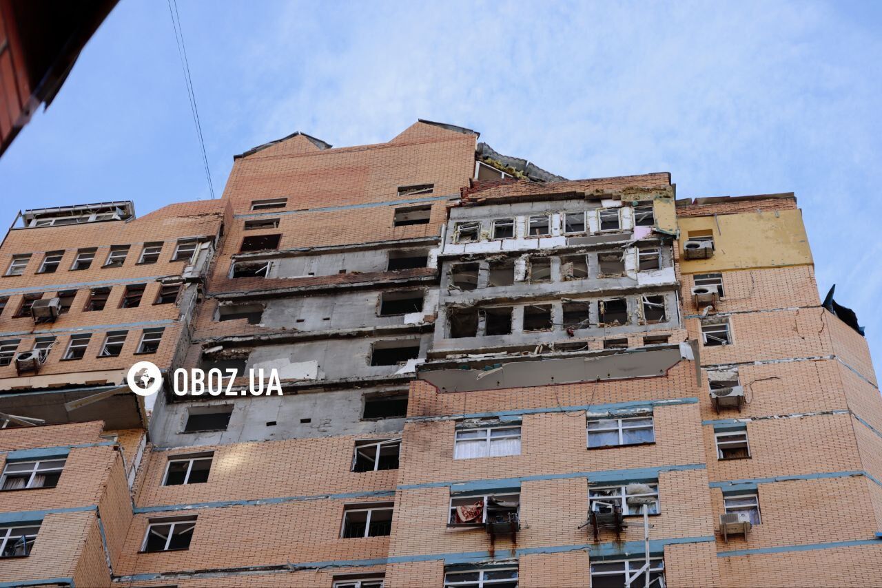 Поврежденный дом и смятые обломками автомобили: последствия атаки РФ в Святошинском районе Киева. Фото и видео