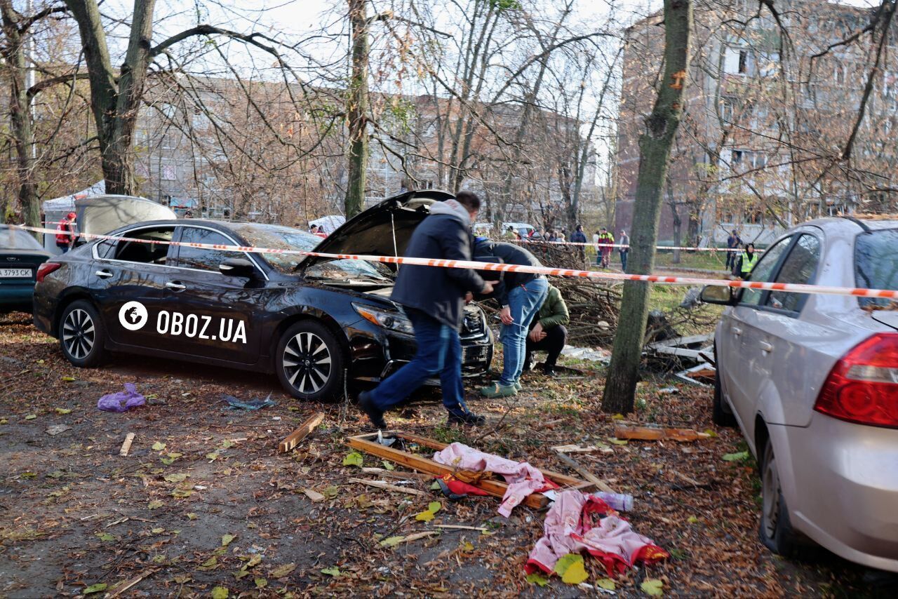 Дыра в стене дома и сгорело несколько квартир: последствия атаки РФ в Днепровском районе Киева. Фото и видео