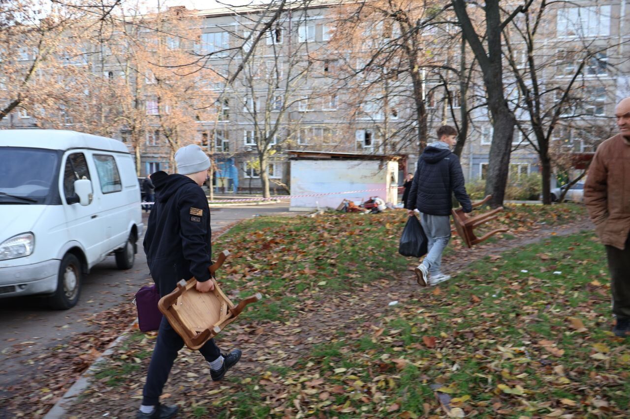 Дыра в стене дома и сгорело несколько квартир: последствия атаки РФ в Днепровском районе Киева. Фото и видео