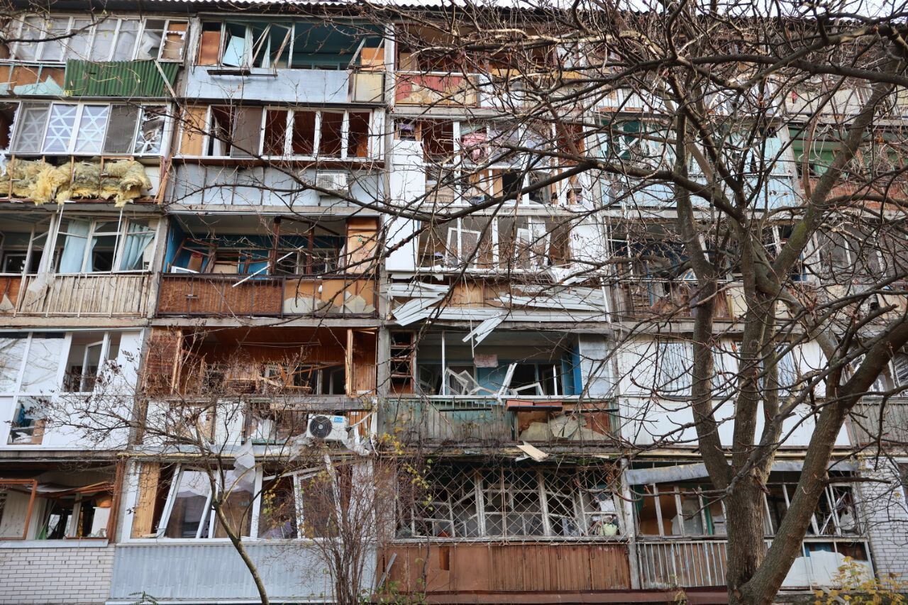 Дыра в стене дома и сгорело несколько квартир: последствия атаки РФ в Днепровском районе Киева. Фото и видео