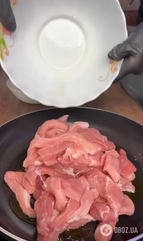 Як смачно потушкувати свинину до картоплі на вечерю: універсальний рецепт