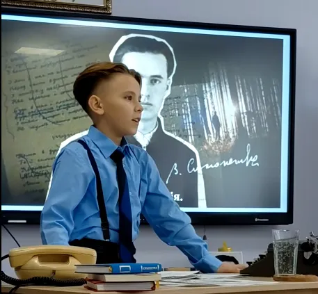 Як дві краплі води. 12-річний школяр із Волині зіграв Василя Симоненка і підкорив мережу