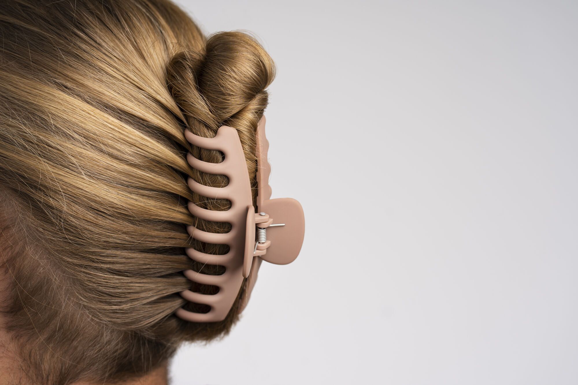 Яка зачіска може спровокувати випадання волосся: ви і не здогадувалися