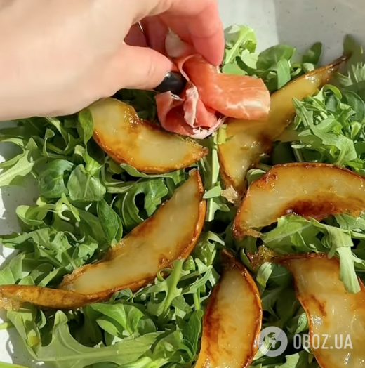 Коли олів'є набрид: легкий салат для новорічного столу із зелені, хамона та сиру