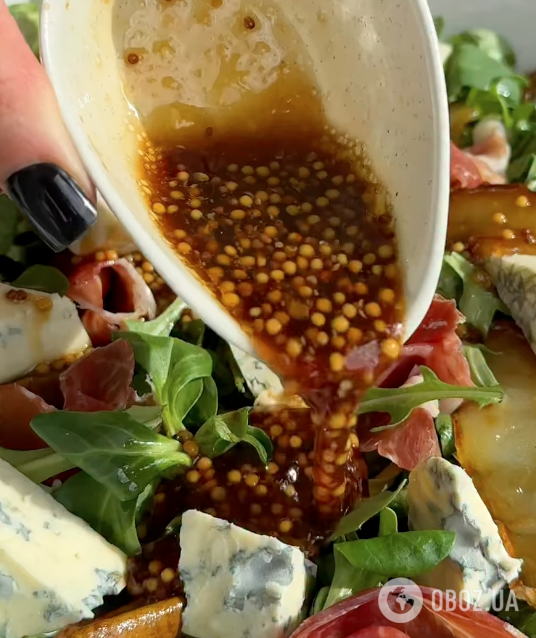 Коли олів'є набрид: легкий салат для новорічного столу із зелені, хамона та сиру