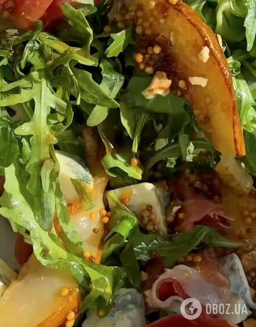 Коли олів'є набрид: легкий салат для новорічного столу із зелені, хамона та сиру