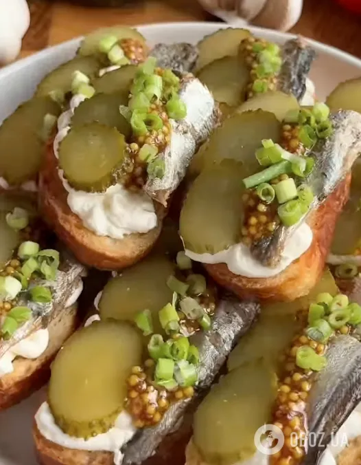Бутерброды со шпротами по-новому: рецепт вкусной закуски для новогоднего стола
