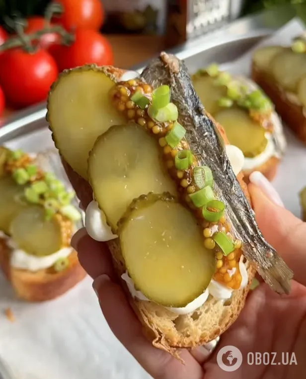 Бутерброды со шпротами по-новому: рецепт вкусной закуски для новогоднего стола