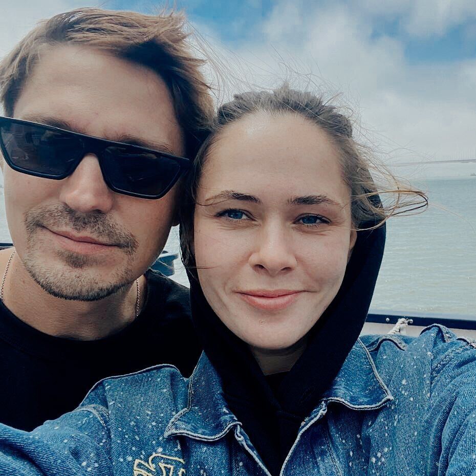 Скандал с The Hardkiss: Юлии Саниной пригрозили судом и упрекнули в "вывозе" мужчин за границу