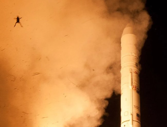 Парашютист на фоне солнца: астрофотограф поразил детализированным фото