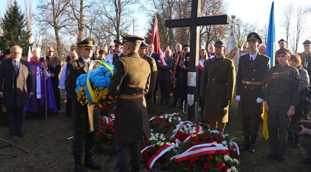 Російські наративи не працюють: на Львівщині перепоховали ексгумовані останки загиблих польських військових